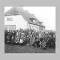 012-0027 Eiserwagen Sommer 1938. Gruppenbild der Schueler vor der neuen Schule..jpg